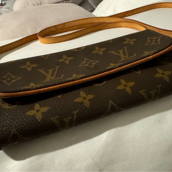 ******S O L D ***************
Pre loved Louis Vuitton Monogram Pochette Twin PM - Picture 3 of 12